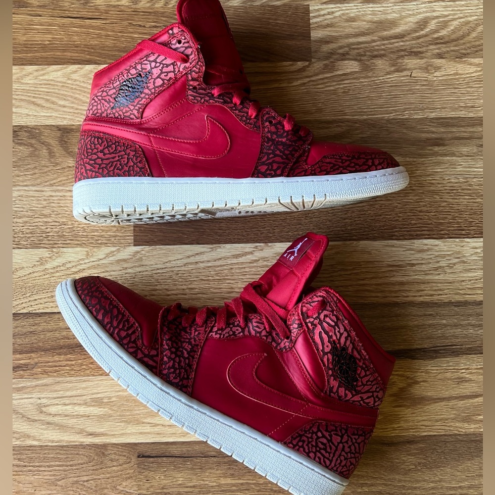 2015 AirJordan 1 Retro High Red Elephant Print sneakers 839115-600